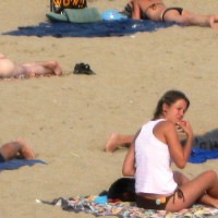 Pic #2 Beach Voyeur:&nbsp;Ponytail Girl Performs Complete Stripping - Girls Stripping