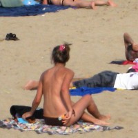 Pic #3 Beach Voyeur:&nbsp;Ponytail Girl Performs Complete Stripping - Girls Stripping