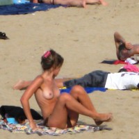 Pic #5 Beach Voyeur:&nbsp;Ponytail Girl Performs Complete Stripping - Girls Stripping