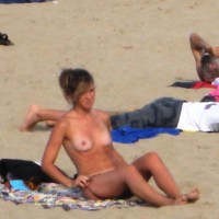 Pic #6 Beach Voyeur:&nbsp;Ponytail Girl Performs Complete Stripping - Girls Stripping