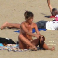 Pic #9 Beach Voyeur:&nbsp;Ponytail Girl Performs Complete Stripping - Girls Stripping
