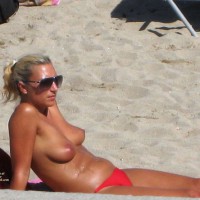 Pic #4 Beach Voyeur:&nbsp;Sweating Topless Blonde