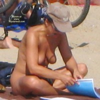 Pic #5 Beach Voyeur:&nbsp;Beach Voyeur: Sitting Beauty