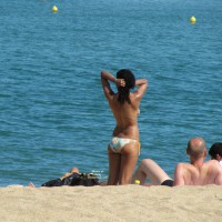 Pic #8 Beach Voyeur:&nbsp;Beach Voyeur: Brown Topless Girl
