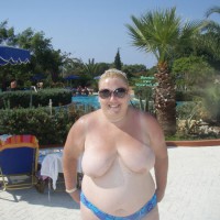 Pic #7 Topless Wife:&nbsp;Anna At The Pool