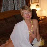 Pic #2 Mature Lady Waiting In Bed