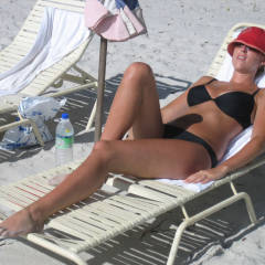 Pic #2 Mere au Foyer - Bikini Voyeur, Beach, Blonde