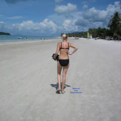 Pic #3 Mere au Foyer - Bikini Voyeur, Beach, Blonde