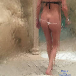 Pic #1 Rebecca In Piscina