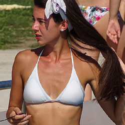 Pic #4 Une Deesse Toit Simplement - Bikini Voyeur, Brunette