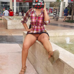 Pic #1 Descuido Adrede - Pantieless Wives, Public Exhibitionist, Flashing, Public Place, Amateur