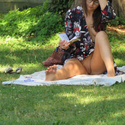 Pic #3 Lecture Au Jardin Public - Big Tits, Brunette, Public Exhibitionist, Outdoors, Shaved, Amateur