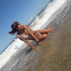 Pic #1 Mostrandose En La Playa - Beach, Brunette, Outdoors, Amateur