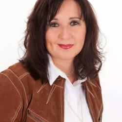 Pic #2 Marion - Brunette, Mature, Dressed, Amateur