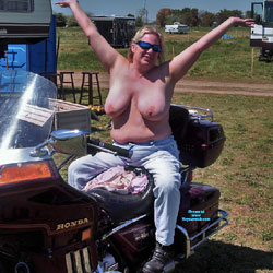 Dusty Does Rally's - Topless Amateurs, Big Tits, Blonde, Mature, Outdoors, Amateur, BBW