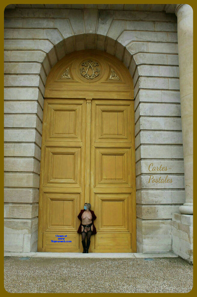 Versailles , Versailles, Lieu De Pouvoir ? Certes, Mais Aussi Lieu De Plaisirs, De Désirs Et De Débauche. Du Pavillon De Chasse, Le Jeune Louis XIV Décide De Faire Un Lupanar. Alors Jouer à Cache-cache Coquin , Chatte à L'air Et Cul Nu Dans Les Allées Du Château, Quoi De Plus Normal ! Si Vous M'attrapez, Que Me Ferez-vous ?J'en Frémis D'avance...