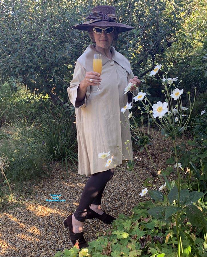 Lady Bee Garden Fizz , Outdoors, Nude, Huge Tits, Large Nipples, Huge Ass
