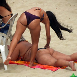 Pic #1 MAE E FILHAS NA PRAIA