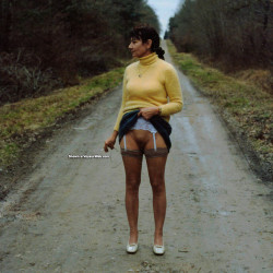 Promenade d'hiver - Flashing, Flashing Tits, legs spread wide open, Outdoors, Pantieless Wives, Pussy, Shaved, Small Tits