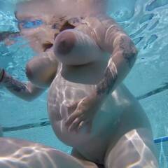 Big Boobs Preggo in pool