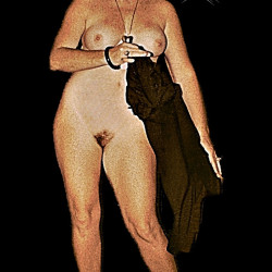 Pic #4 For friends, a small striptease ?