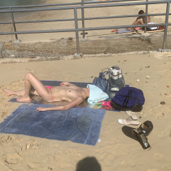 Pic #3 Topless suntan in Middle Beach, Hong Kong (1)
