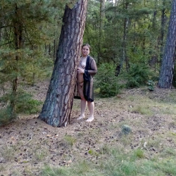 Pic #4 Shameless wife strolls