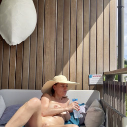 Pic #8 Topless ou toute nue en public