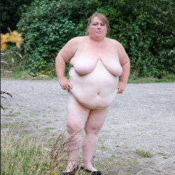 Pic #8 Beth showing of her body to nieghbours