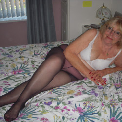Pic #3 i love guys looking at her