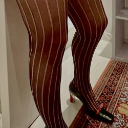 Pic #2 Sexy legs i hallway
